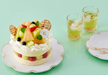 旬の芳醇なメロンをたっぷり飾った「メロンデコレーション」を目の前で仕上げ きのとや白石本店「季節のケーキ工房」「焼きたて工房」2つの工房が新登場