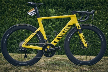 キャニオン エアロードCFR、ツール・ド・フランス開幕2連勝 - 「MyCanyon」カスタムバイクで選手の勝利を祝福