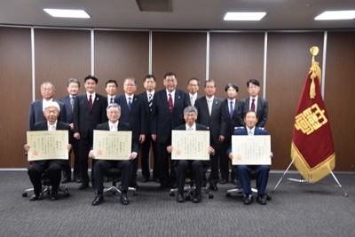 称号記を手にする名誉教授の方々と出席者
