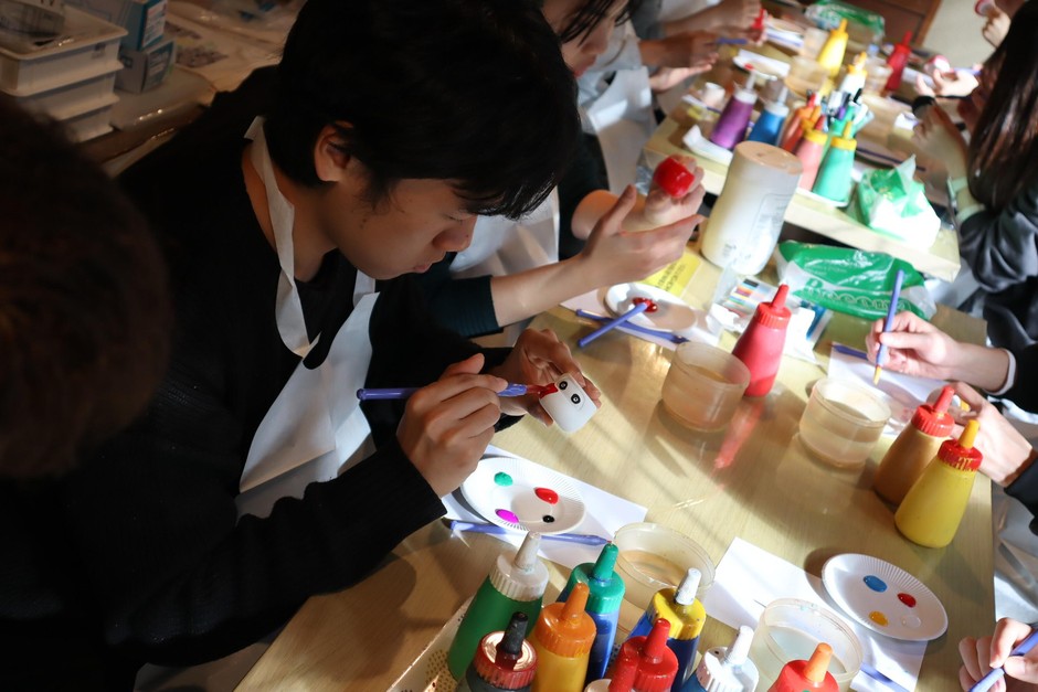 丁寧に絵具を塗る留学生