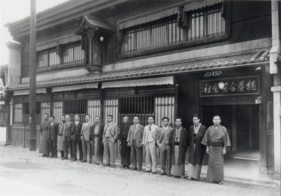 ▲昭和5年ごろ樋屋合資会社社屋前にて集合写真