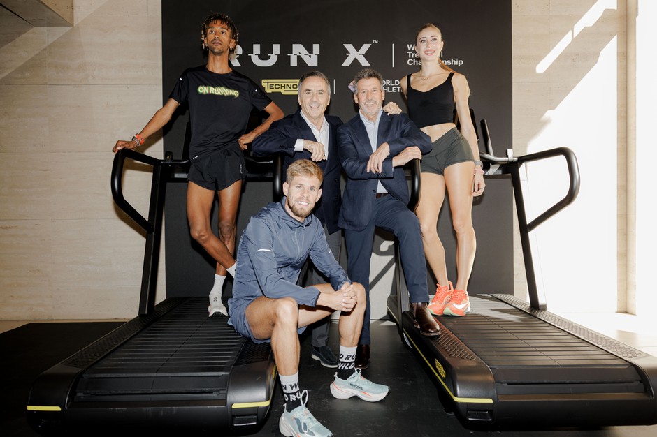 (後列左から)2022年欧州陸上選手権10,000m金メダリスト イエマネベラン・クリッパ選手(伊)、Technogym創業者兼CEO ネリオ・アレッサンドリ、世界陸連 セバスチャン・コー会長、2022年欧州クロスカントリー選手権混合リレー金メダリスト ガイア・サバティーニ選手(伊) (前列)2025年世界陸上選手権男子10,000m金メダリスト ジミー・グレシエ選手(仏)