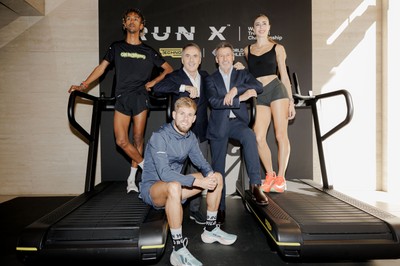 (後列左から)2022年欧州陸上選手権10,000m金メダリスト イエマネベラン・クリッパ選手(伊)、Technogym創業者兼CEO ネリオ・アレッサンドリ、世界陸連 セバスチャン・コー会長、2022年欧州クロスカントリー選手権混合リレー金メダリスト ガイア・サバティーニ選手(伊) (前列)2025年世界陸上選手権男子10,000m金メダリスト ジミー・グレシエ選手(仏)