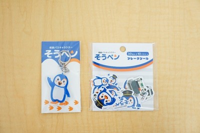 アクリルキーホルダー（左）フレークシール（右）