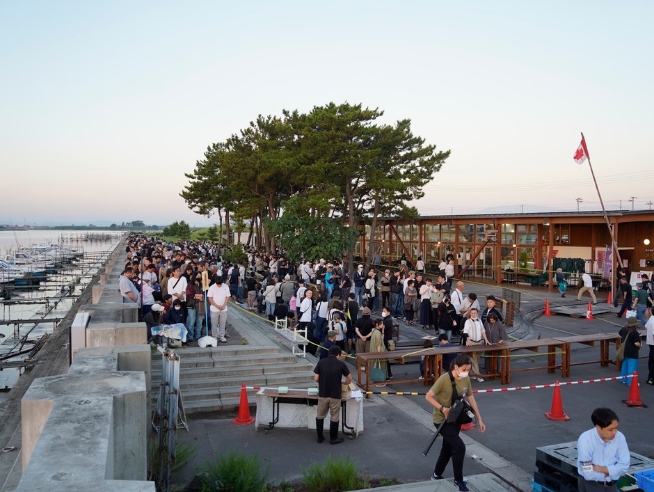 整理券配布は6時から 番号がアナウンスされるまでは場内をお楽しみください