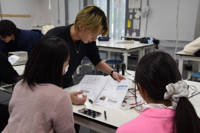 院生や学生が実験を指導・サポート