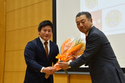 花束を受け取る豊川高校野球部の長谷川監督(左)