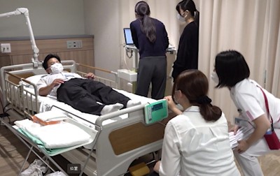 看護師体験での体位変換機能付きマットレス体験