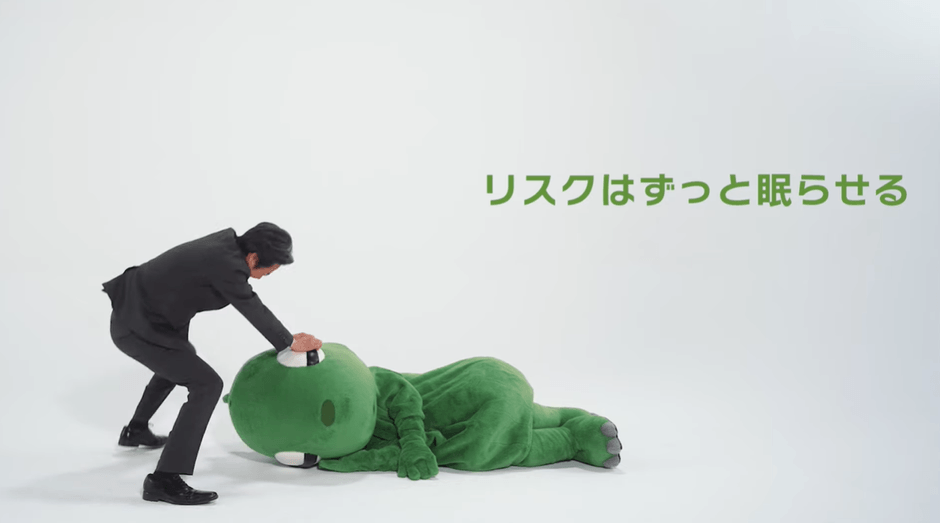 CMの1シーンでリスモングを起こそうと奮闘する岡部たかし氏