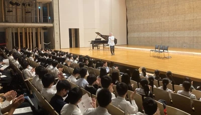 お笑いコンビ「TIM」のゴルゴ松本氏を招き教育講演会を開催　命や人権の大切さを学び、生き方や人との関わり方を見つめ直す