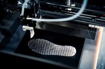 店内3Dプリンターでミッドソールをつくる様子 一層一層ミルフィール状に形成される
