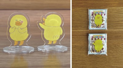 ピヨピヨアクリルスタンド ペロリ(左)/バイバイ(右)