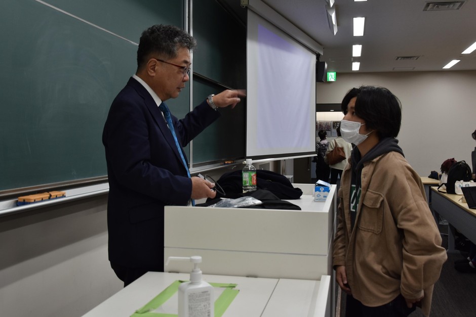 講義後も質問に訪れる学生