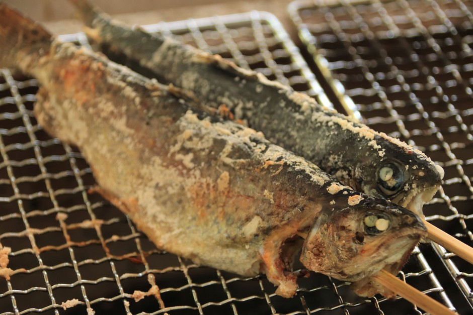 釣った魚は塩焼きでいただけます
