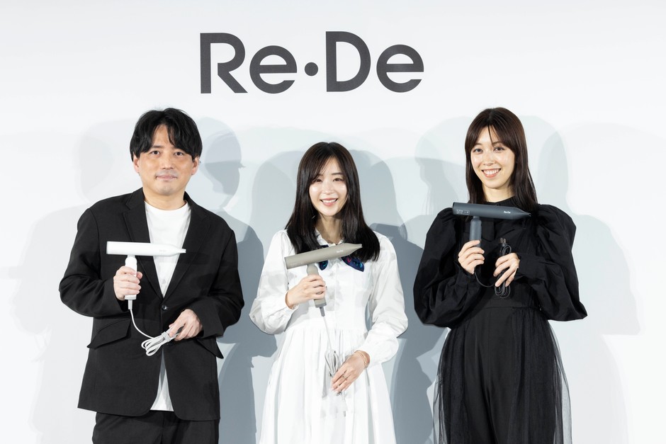 (左から:A-Stage代表取締役社長 藤岡 毅、休井 美郷さん、菊池 美香さん)