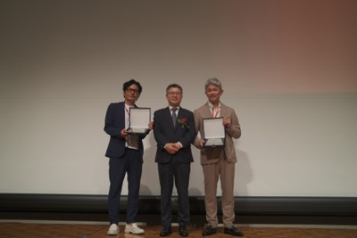 図10:優秀臨床歯科を受賞した先生方(左:中村歯科医院 中村 武仁先生、右:吉祥寺セントラルクリニック 洪 性文先生)とパク・ジョンス法人長