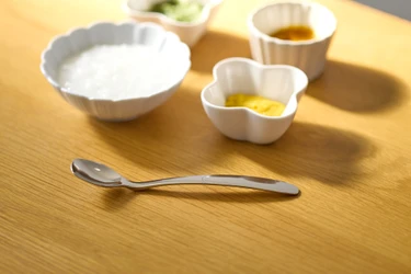 小さな口への入れやすさと、たっぷりすくえる深さを両立　 3年余りかけて開発した「ステンレス離乳食スプーン」新発売