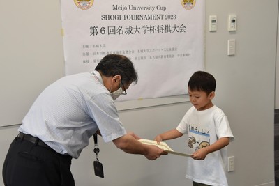 表彰式で賞状を手渡す大野副学長(左)