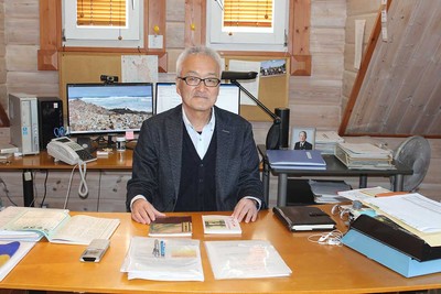 富士山の自然と歴史について話す宮下さん＝会社事務所で