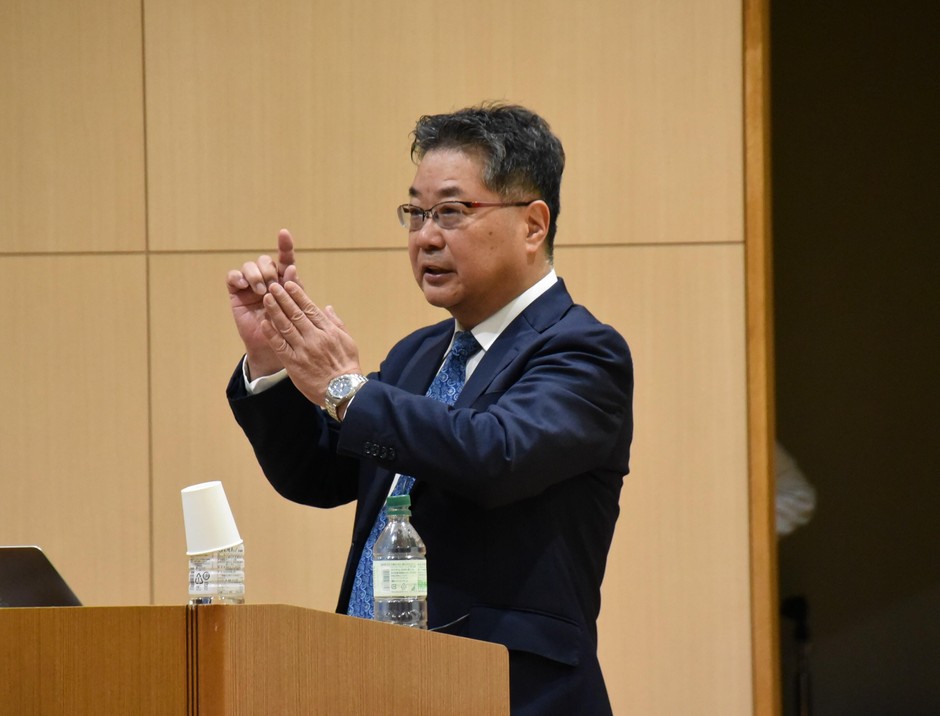 講演する森特任教授