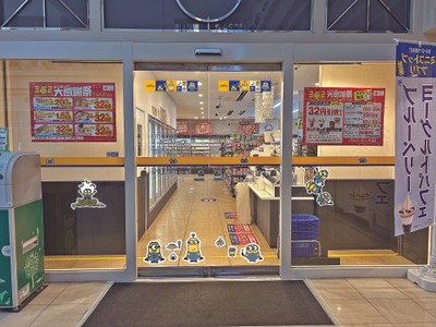 ミニオンステッカーで装飾された店舗 イメージ画像