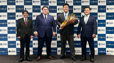 入門会見での記念撮影の様子　（左から、近畿大学相撲部部長 山口仁宏、武隈親方、神﨑大河選手、近畿大学相撲部監督 阿部智志）