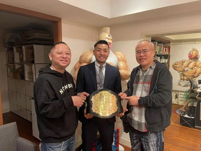 左からゆでたまごの嶋田隆司先生 中央が中島千博選手、右がゆでたまごの中井義則先生