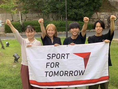 SFT活動のオフィシャルフラッグを持つ理大の学生たち