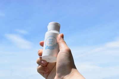ミニサイズ(内容量:55ml/販売価格:¥550)は、持ち運びに便利な手のひらサイズ。