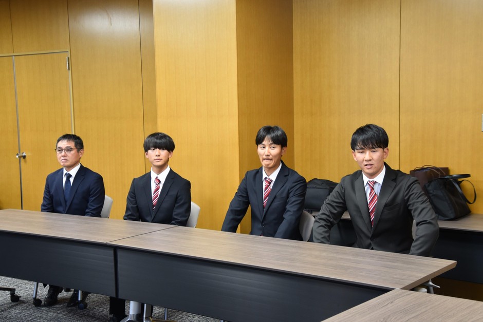 抱負を述べる男子メンバーら