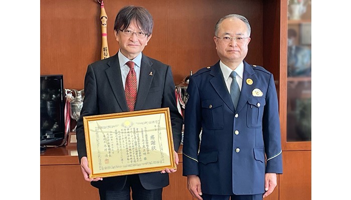 感謝状贈呈式の様子 左から当社社長の五十嵐、大分中央警察署の木村署長
