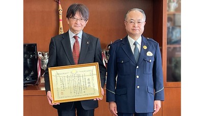 感謝状贈呈式の様子 左から当社社長の五十嵐、大分中央警察署の木村署長
