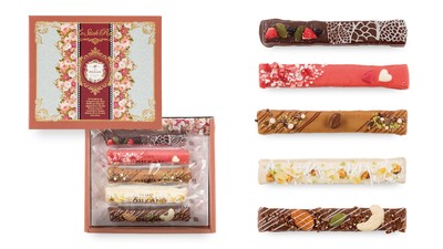 ココナッツやフルーツ、ナッツなどがトッピングされたチョコレートラスク