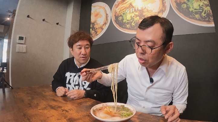 氷の箸でラーメンを試食するジョイマン