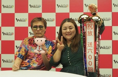 左からMars Babyを手にするGOD、SIZUKU