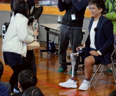 義足の重さ体験の様子　