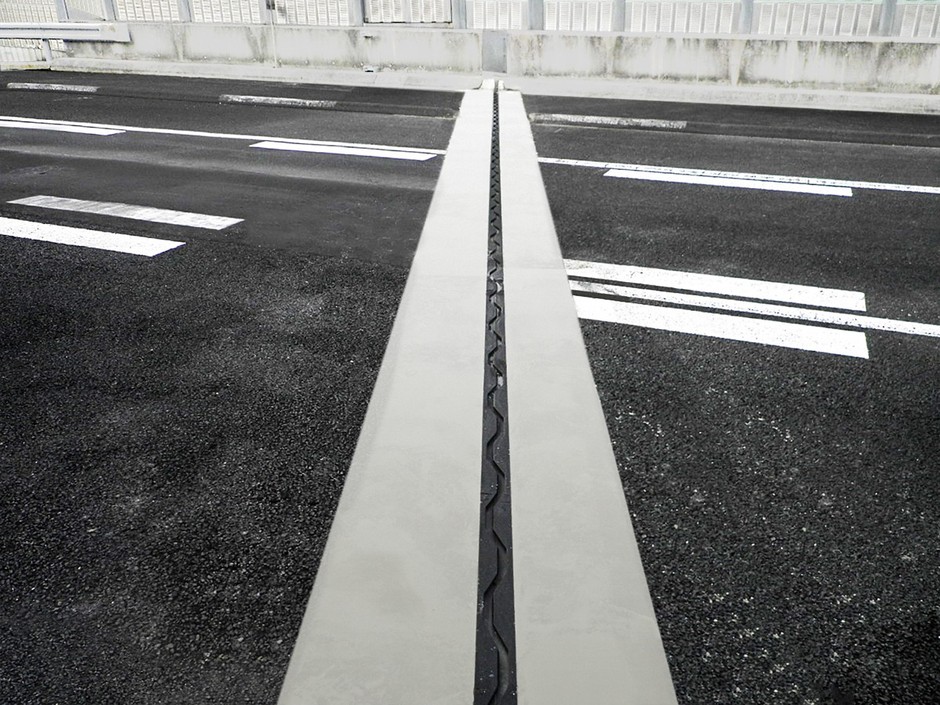 TCFタイプのベースとなるCFタイプはNEXCO仕様の伸縮装置(横浜横須賀道路 堀口第三橋)