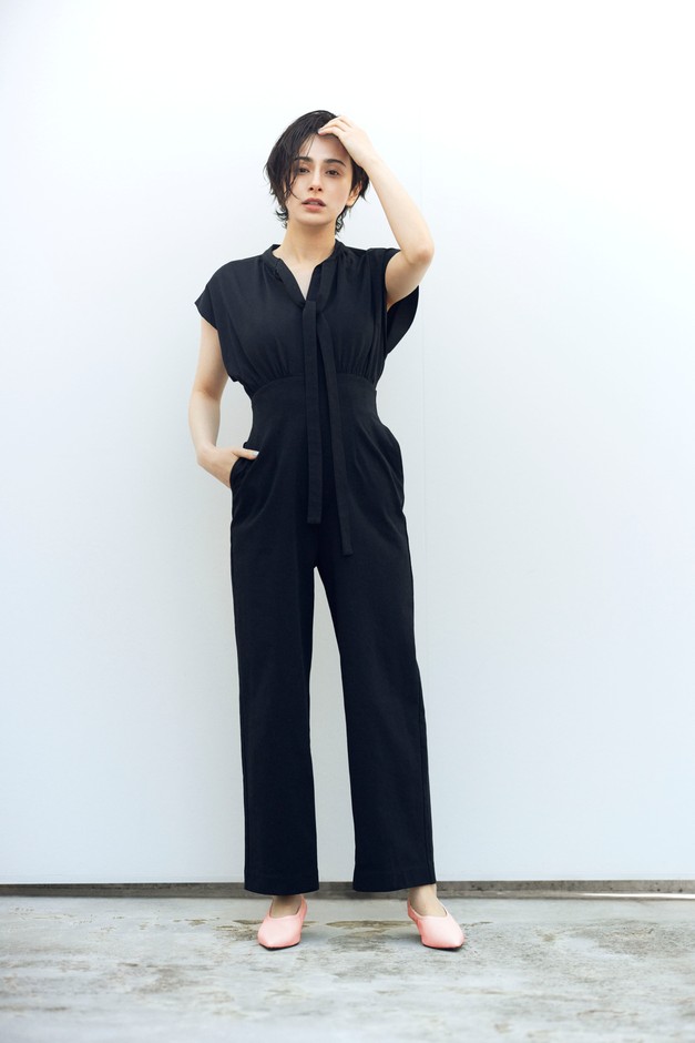 オールインワン ￥10,450 パンプス ￥8,789（税込）