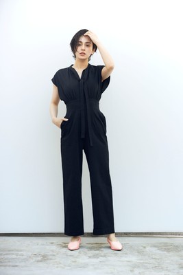 オールインワン ￥10,450 パンプス ￥8,789（税込）