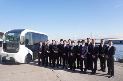 「ザ・ムービアム ヨコハマ」の車両運行を担当する大新東の運転サービス士、およびスタッフ