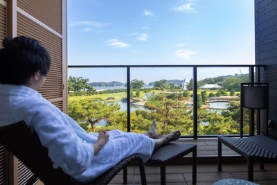 ガーデンテラス12㎡/汐風を感じながら、松島湾とガーデンビューをただただ眺めて過ごす大人のぜいたく時間。
