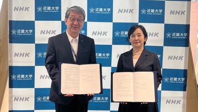 包括連携協定締結式の様子 近畿大学学長 細井 美彦(左)、NHK大阪放送局長 林 理恵(右)