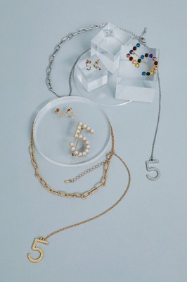 ネックレス　各￥3,410税込・ピアス　各￥3,410税込・ブローチ　各￥3,960税込