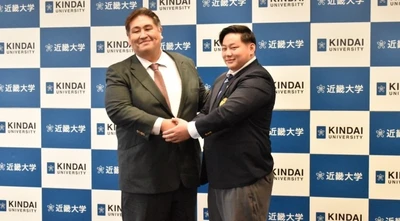 令和6年（2024年）近畿大学卒業　今年七月場所で十両優勝　大相撲　二子山部屋力士　三田関に化粧まわしを贈呈