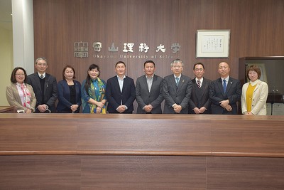記念写真に納まるガンバートル学部長（左から５人目）と平野学長（右から４人目）ら