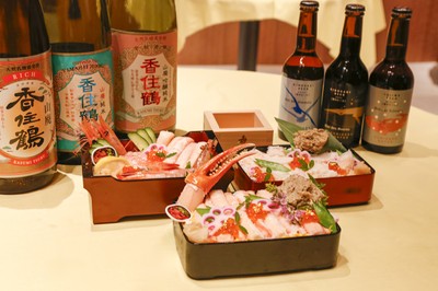 兵庫県有数の観光地・城崎温泉のご当地ビールも提供(写真右側)。城崎名物「カニビール」含め3種を用意。