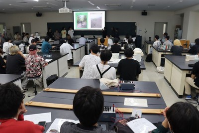 他メンバーの発表を見守る参加学生たち