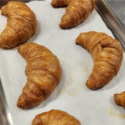 朝食例：厚木キャンパスで数量限定で提供されている焼きたてパン