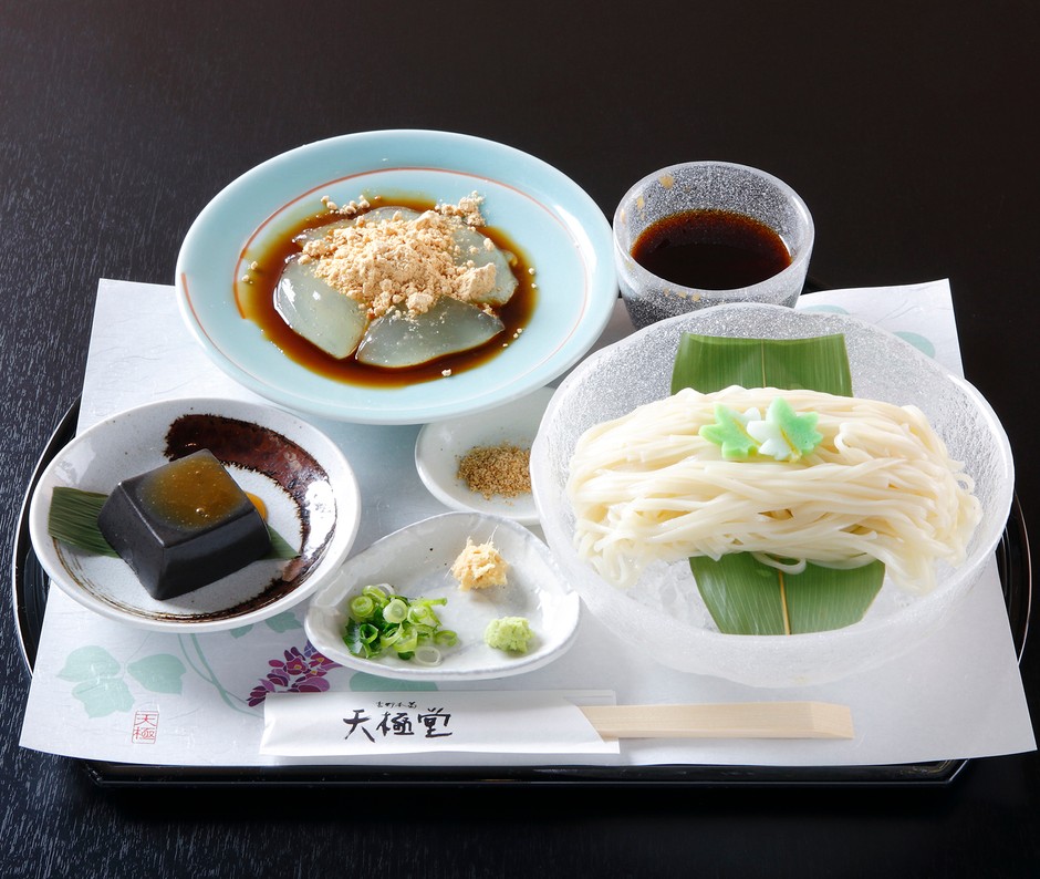 飛鳥彩瑠璃の丘天極堂テラス 冷やし葛うどん葛もちセット