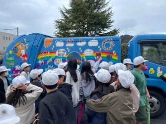 地元小学校で環境ごみ学習を続け35年　 日吉、地元小学生が“環境”をテーマに描いた絵を パッカー車にペイント